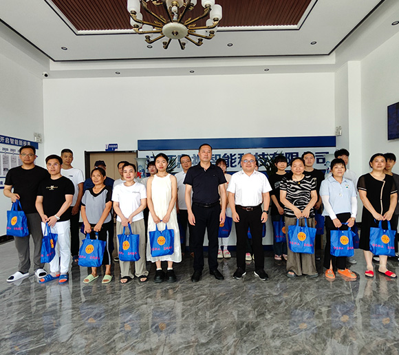 Opieka nad pracownikami, dostarczanie chłodu w letnim szanghajskim jedwabiu Optical