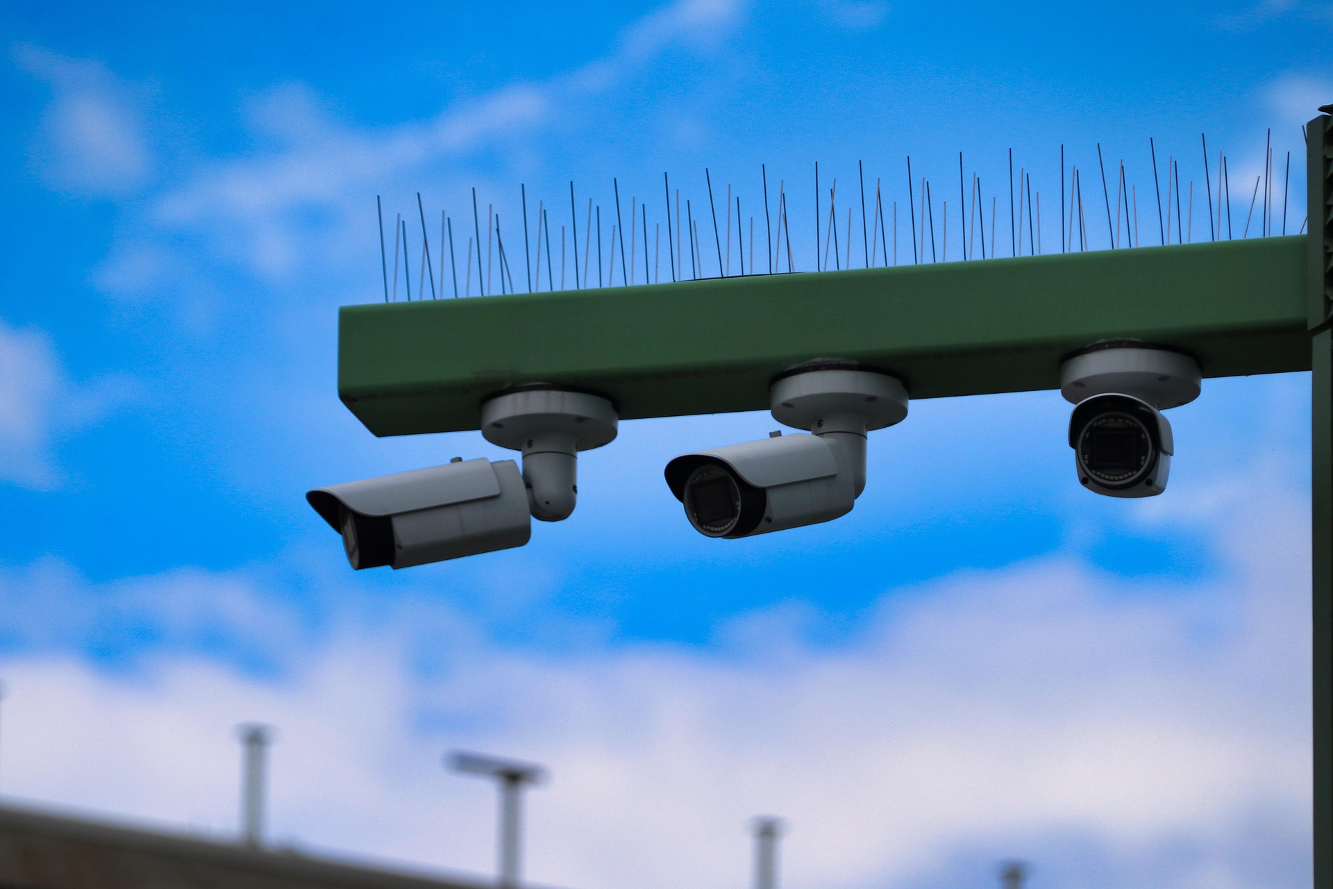 Przełom w technologii soczewek zabezpieczających przy słabym oświetleniu: czarne światło F1.0 a oświetlenie podczerwone