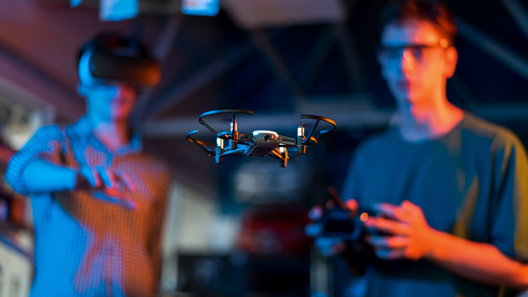 Ultraszeroki obiektyw kamery FPV zapewniający wciągające wrażenia z wyścigów dronów